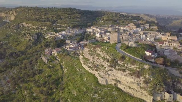 Castello con torre medievale in Italia, costruito per avvistamento e difesa della popolazione dalle invasioni saracene. Vista aerea.