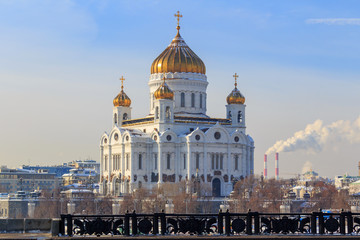 Obraz premium Cathedral of Christ the Saviour in Moscow on a sunny winter day. View from Bol'shoy Kamenny bridge