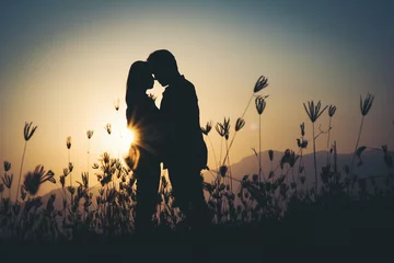 Wandcirkels aluminium silhouette of Couple in love silhouette during sunset © Johnstocker