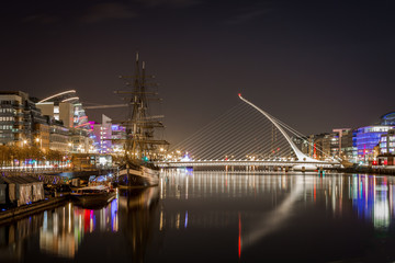 Fototapeta na wymiar Beautiful night view of Dublin with water, bridge and buildings.