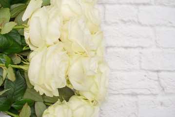 Fototapeta premium white roses on wooden background