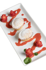 Piatto con pasticciotti leccesi e fragole