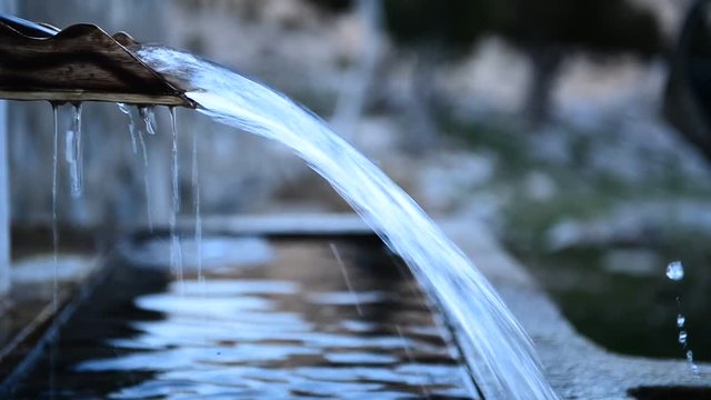 kaynağından saf ve sağlıklı &ccedil;eşme suyu