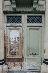 Fototapeta na wymiar old door in Paris, France