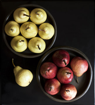 Yellow and red pears in bowls