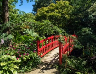 Japanische Br&uuml;cke in Gartenanlage