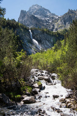 Obraz premium Bergbach mit Wasserfall