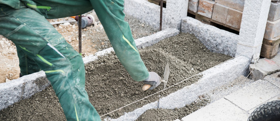 Arbeiter legen etwas neu an im Garten 