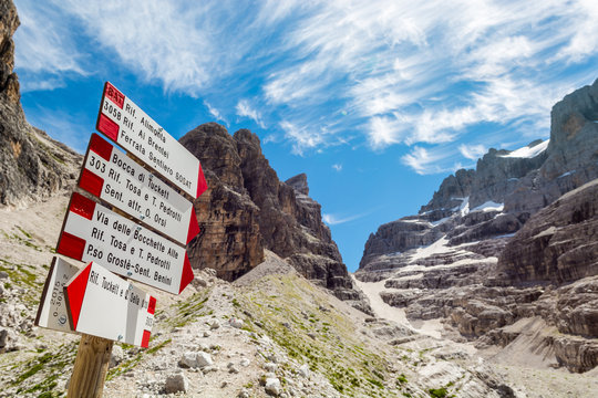 Mountain sign along Sentiero delle Bocchette Alte.