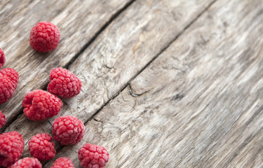 framboises sur fond de bois 