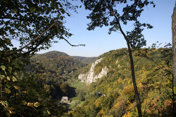 lasy i skały wapienne na zboczach doliny w jurze krakowsko-częstochowskiej w polsce wczesną jesienią © KOLA  STUDIO