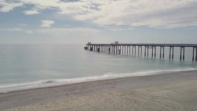 Pontile in mare con tubi per cemento e ormeggi per l'attracco delle navi