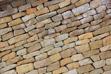 Natursteinmauer aus Sandsteinen im Verbund