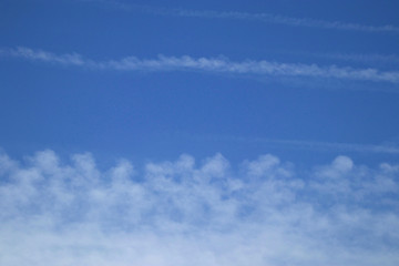 青空と横に伸びる雲