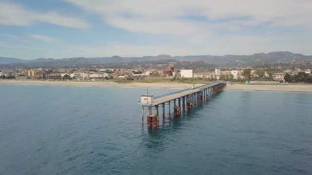 Pontile in mare con tubi per cemento e ormeggi per l'attracco delle navi
