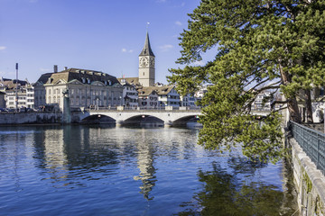 Historic Zurich center with famous St.Peter Church, Limmat river and Zürichsee, Switzerland. Historisches Zentrum von Zürich mit der berühmten St. Peterskirche, Limmat, Zürichsee, Schweiz.