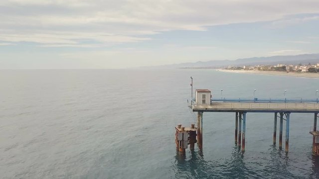 Pontile in mare con tubi per cemento e ormeggi per l'attracco delle navi