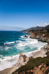 Obraz premium Waves Crashing into Rocks and Sea Stacks in Big Sur National Park, California