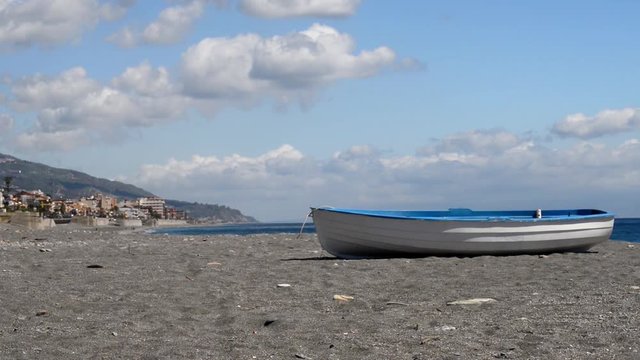 paesaggio Costiero della SIcilia vicino Taormina con barche e pescherecci