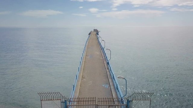 Pontile in mare con tubi per cemento e ormeggi per l'attracco delle navi