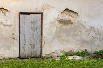 Alte Holztür und alte Mauer als Hintergrund