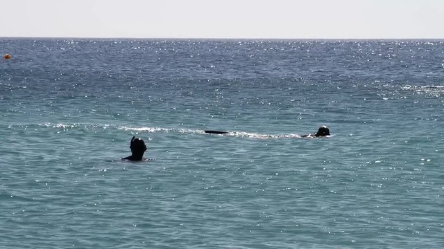 due sub in immersione perlustrano il fondale del  mare a pochi passi dalla riva