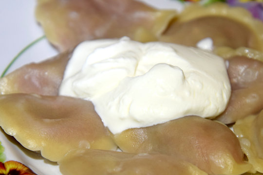 Домашние сладкие вареники с начинкой из  вишни и сметаной