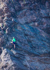 Obraz premium climber on a rock without insurance