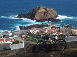 Madeira, Portugalia - wycieczka rowerowa na punkt widokowy Porto Moniz - obrazy, fototapety, plakaty