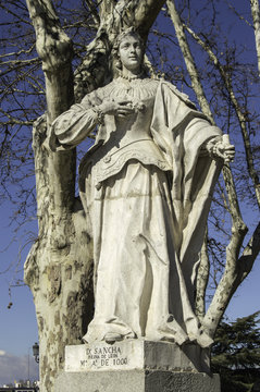 Estatua de doña Sancha reina de España
estatua en Piedra de doña Sancha reina de España, en una plaza en Madrid. España
