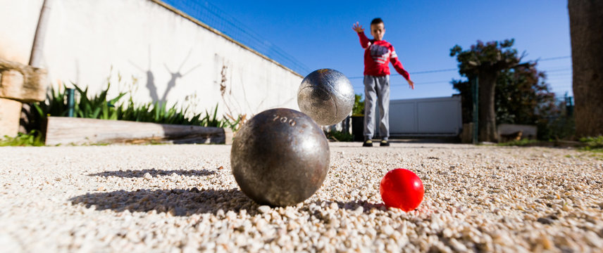 joueur de p&eacute;tanque tirant une boule