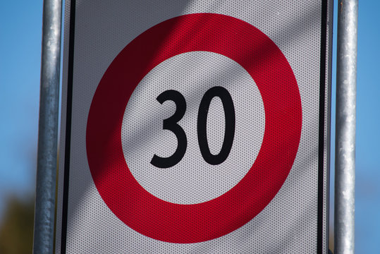 「30Km/H」の写真素材 | 67件の無料イラスト画像 | Adobe Stock