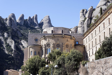 Fototapeta na wymiar Vista de la parte trasera del monasterio y de las celdas de meditación.