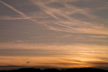 Fototapeta na wymiar Sonnenuntergang mit Kondenstreifen