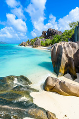 Obraz premium Źródło d'Argent Plaża na wyspie La Digue, Seszele - Pięknie ukształtowane granitowe głazy i formacja skalna - Rajska plaża i tropikalne miejsce na wakacje