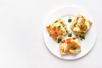  Scrambled eggs, tomato, green onion on bread