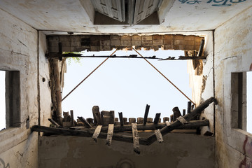 Techo sin techo, minimalista centrado imnotizante con un punto de inseguridad por las vigas a punto de caer