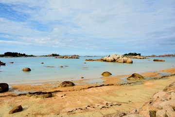 Fototapeta na wymiar Jolie petite plage en Bretagne sur la côte de granit rose