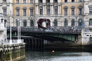 Naklejka premium Ayuntamiento de Bilbao al fondo y en primer término escultura de Jorge Oteiza. (2009). La primera escultura de Jorge Oteiza que se instala al aire libre 