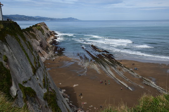 Acantilado de Flysch, Zumaia. Pais Vasco. Espa&ntilde;a. El desgaste producido en la base de estos acantilados del flysch por el viento, el intenso oleaje que rompe con fuerza, provoca el derrumbe de la part