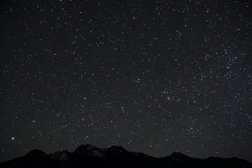 Foto auf Acrylglas Paisaje montañoso con cielo nocturno repleto de estrellas en Nueva Zelanda. © josemanuelerre
