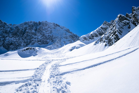 Skispur im Schneekar