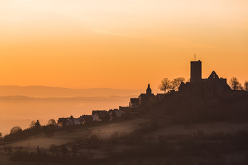 Obraz premium Burg Gleiberg im Morgenrot
