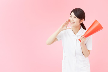 女性　看護師　応援