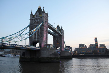 Londres, le tower bridge face aux grattes-ciel