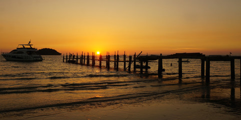 Obraz premium wooden jetty in the sunset