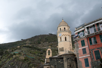 チンクエテッレ～険しいリグーリア海岸の5つの村（イタリア・リグーリア州）　ヴェルナッツァのサン・マルゲリータ教会とぶどう畑