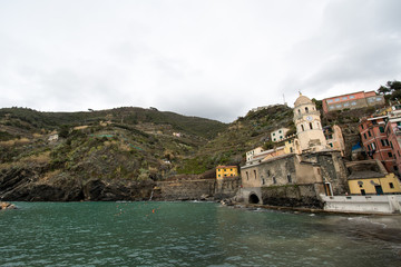 Fototapeta na wymiar チンクエテッレ～険しいリグーリア海岸の5つの村（イタリア・リグーリア州）　ヴェルナッツァの街並みとぶどう畑