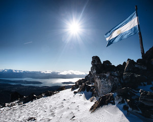 La bandera Argentina en el Cerro Catedral - obrazy, fototapety, plakaty