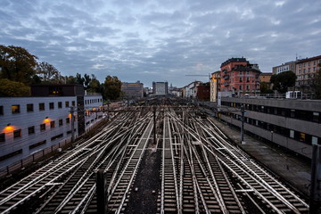 I binari della stazione di Milano sotto un cielo nuvoloso 